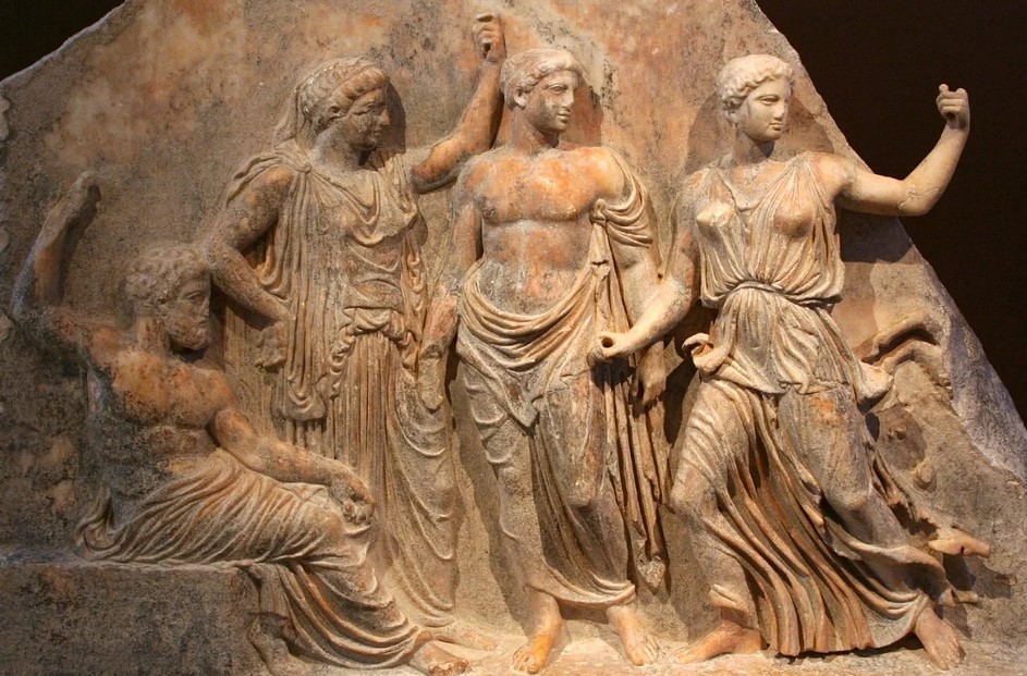 Bassorilevo del IV secolo a.C: Artemide con Latona, Zeus e Apollo – Museo Archeologico di Brauron EL