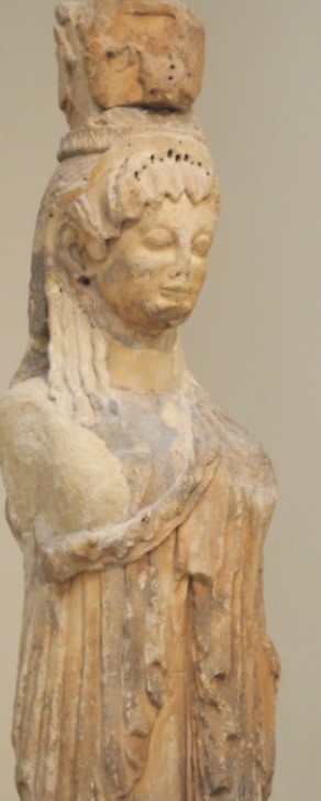 Statua della Korai dei Tesoro dei Sifni a Delfi VI sec. a.C. - Museo Archeologico di Delfi EL